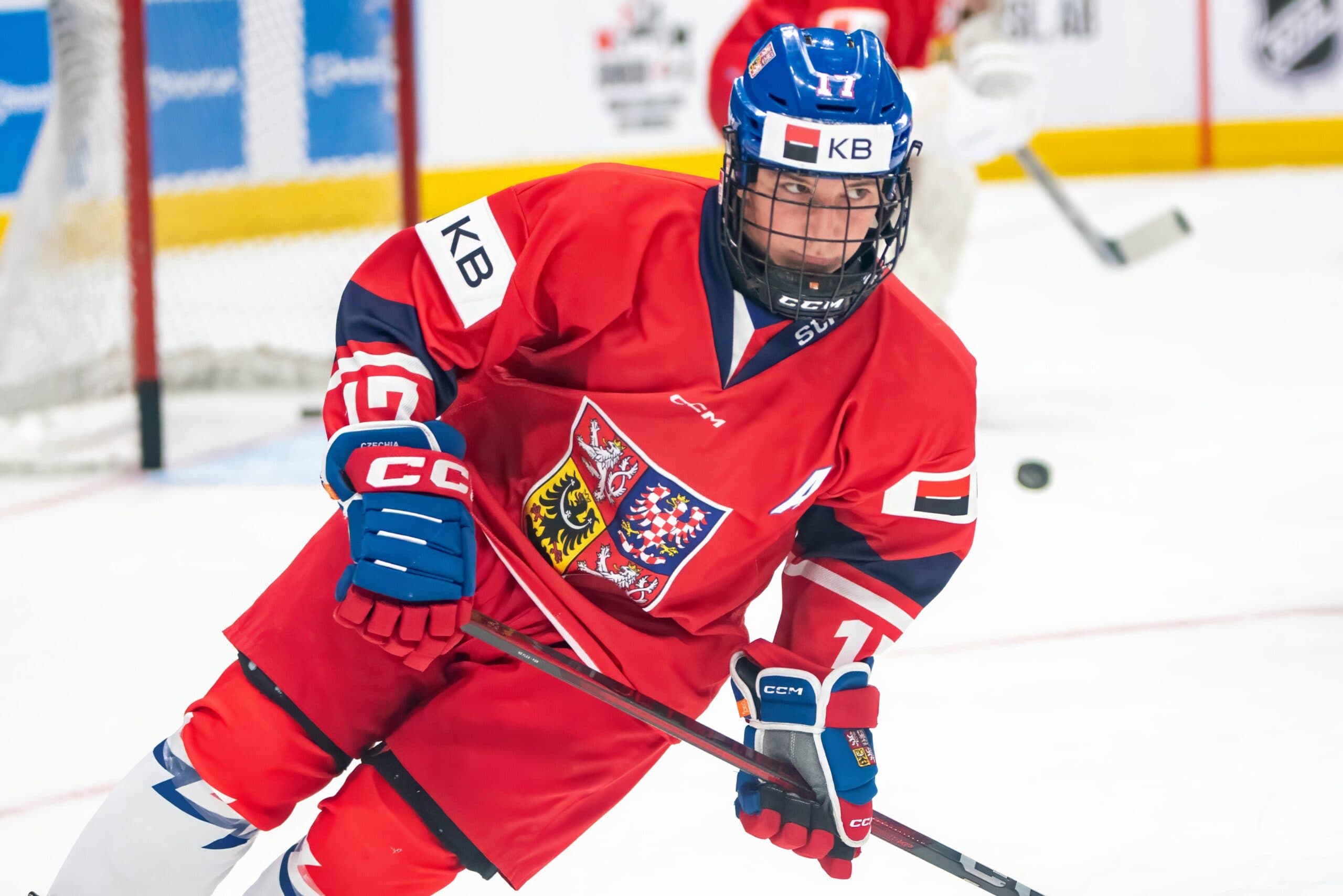 2025 NHL Draft’s Adam Benak might be small, but his skill level isn’t