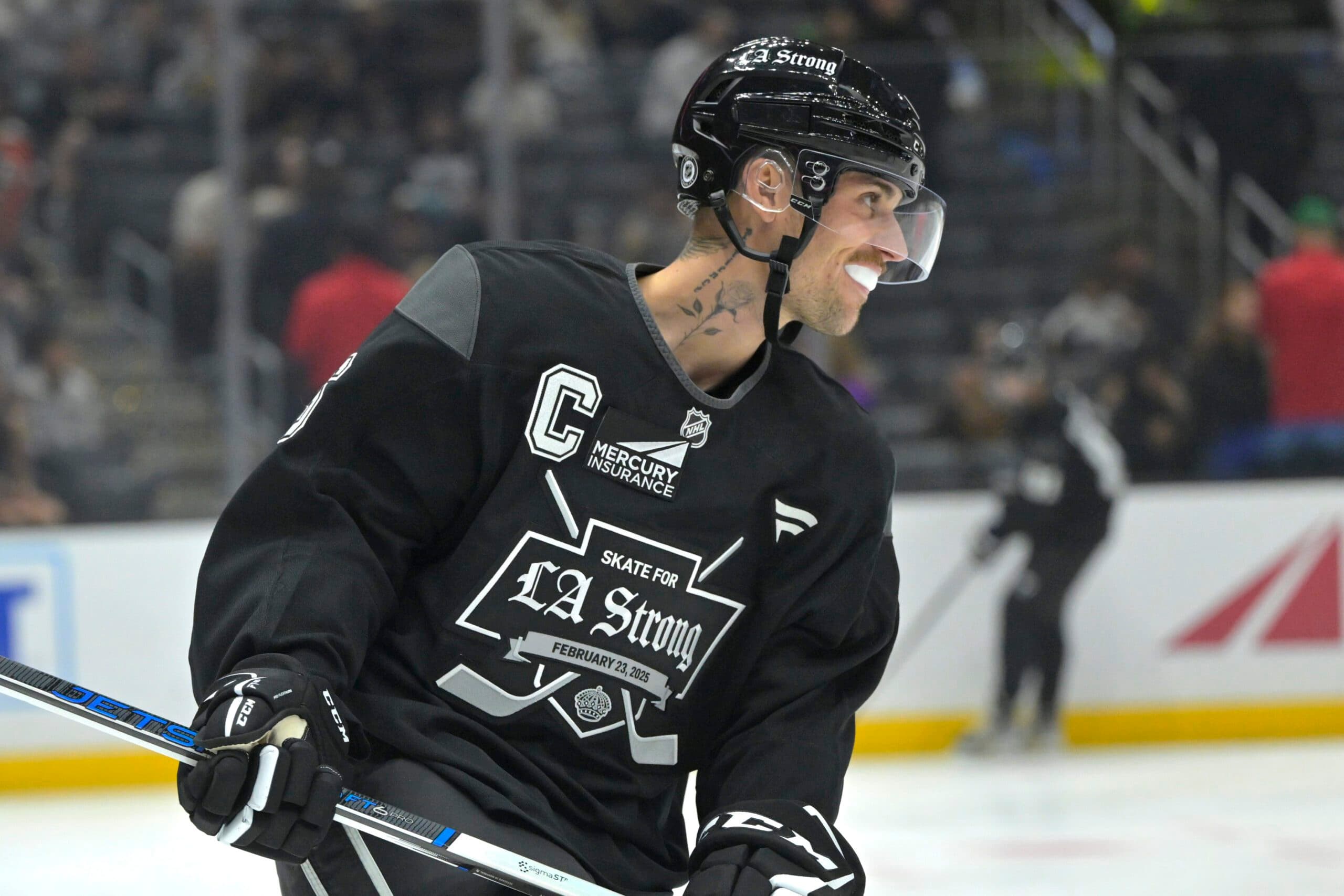 Justin Bieber, Jeremy Roenick get into “fight” during charity game hosted by Kings