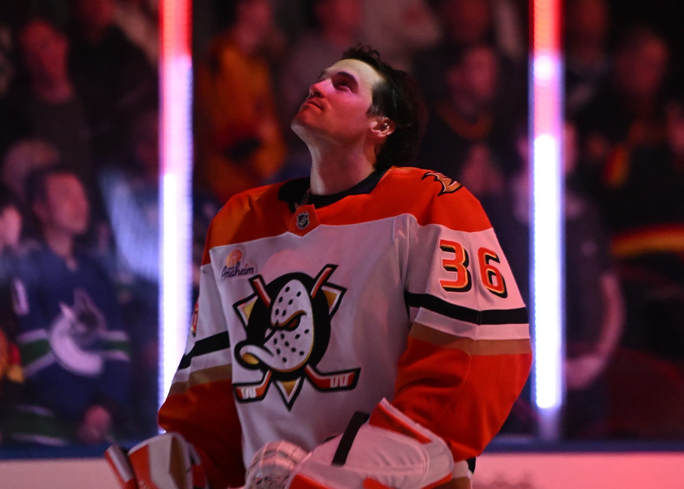 Ducks’ John Gibson leaves game with injury